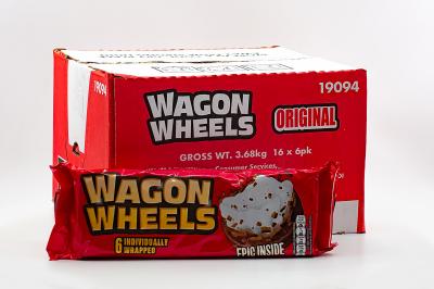 Печенье с суфле покрытое глазурью с ароматом шоколада WAGON WHEELS 220 г